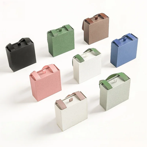 Boîte à bijoux portable en plastique avec logo personnalisé, boîte de rangement carrée pour bagues, emballage cadeau, fabricant en gros - Product Image 1