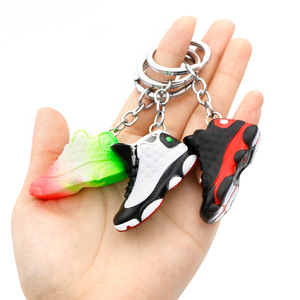 Porte-clés en PVC en forme de chaussure A5, blanc et noir, créatif, accessoire de jouet souvenir, vente en gros, nouveauté, best-seller - Product Image 3