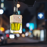 Haut de gamme liquide verre poire aromathérapie pendentif voiture désodorisant décoratif purificateur d'air approvisionnement en gros du fabricant pour
