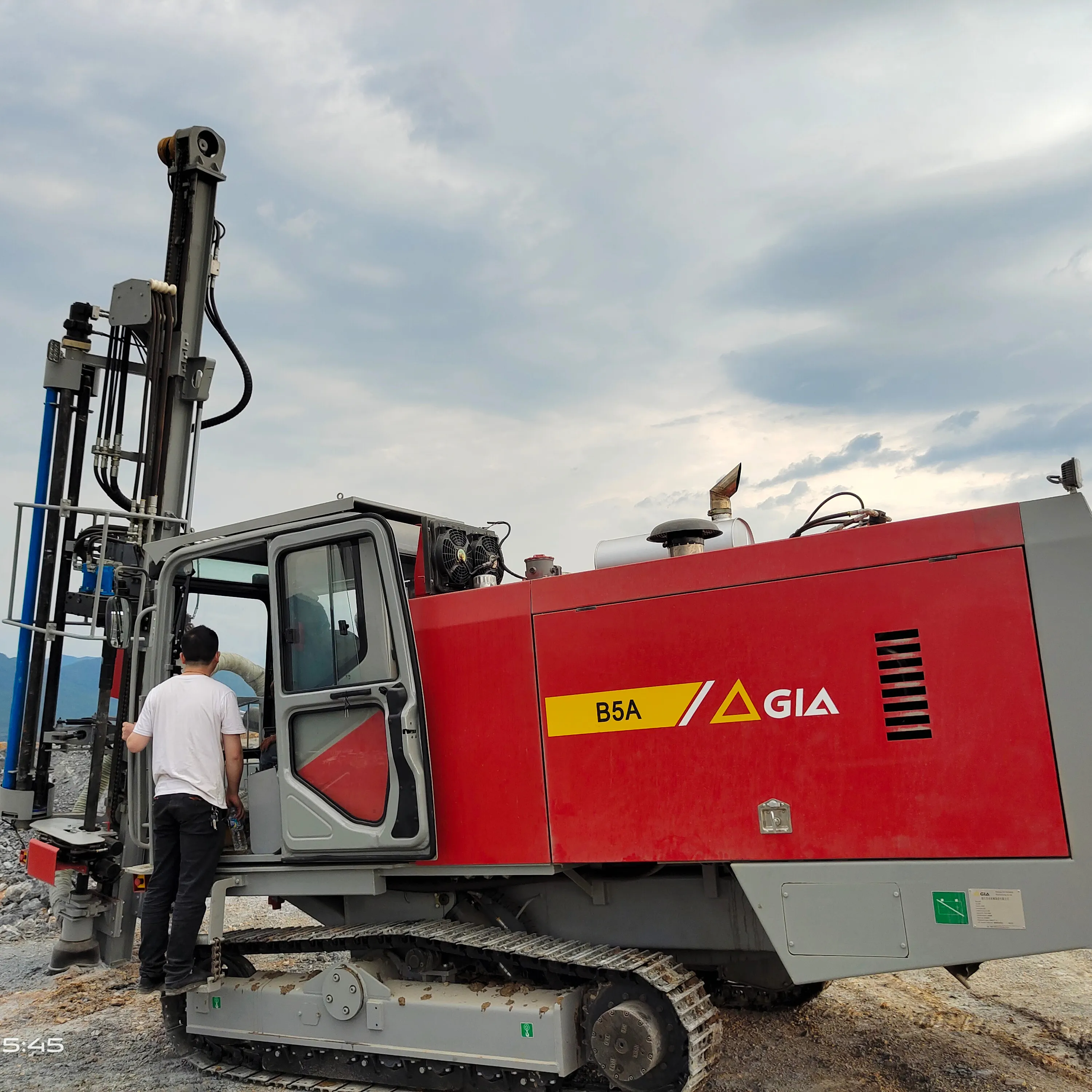 GIA hongwuhuan B5A Mining Drill Machine Heavy Duty Rock Blast Hole Drill Rig integrato DTH Drilling rig con cabina