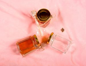 Pot de miel hexagonal de 100 ml <span class=keywords><strong>Mini</strong></span> pots de miel 3 oz Pot de miel <span class=keywords><strong>en</strong></span> <span class=keywords><strong>verre</strong></span> élégant avec couvercle <span class=keywords><strong>en</strong></span> or Jutes <span class=keywords><strong>parfait</strong></span> pour les faveurs de mariage de cuisine - Product Image 4