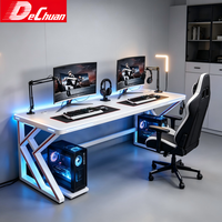 Bureau de jeu double moderne blanc avec structure métallique triangulaire et deux compartiments pour tours d'ordinateur