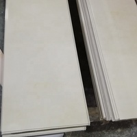 Carreau de plafond en PVC imperméable blanc brillant avec une ligne argentée pour panneau de salle de bain douche murale humide