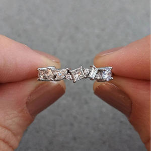 Anello da Donna Q293 in Oro Bianco con Diamante Taglio Principessa Colore D Naturale Classico Anello di Fidanzamento - Product Image 1