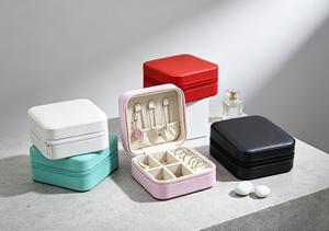 Ensemble complet de boîtes à bijoux portables haut de gamme, emballées dans du tissu en similicuir, design carré arrondi avec fermeture magnétique, plusieurs modèles - Product Image 2