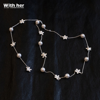 Kalung Unisex Mewah Ringan Serbaguna dengan Rantai Tulang Selangka Mutiara Imitasi, Bunga Kuningan Trendy, dan Manik-Manik Berkilau.