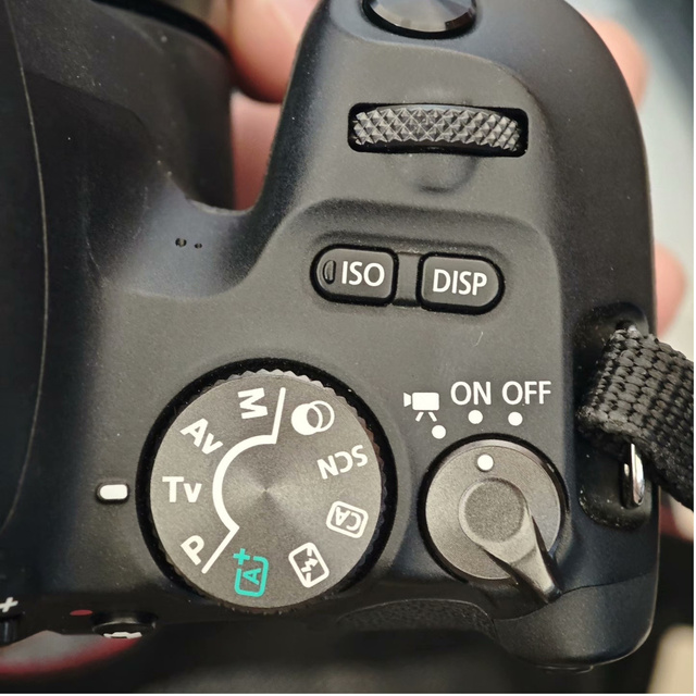 Used Canons EOS 200D DSLR Camera with 50mm F1.8 Prime Lens Fully Functional Ideal for Portrait Vlog Travel Shooting