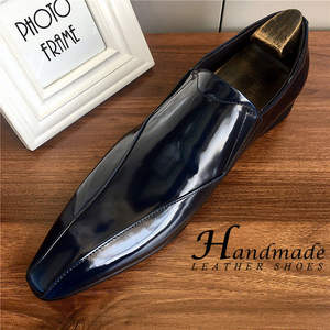 Nouvelles chaussures en cuir tendance à bout pointu pour jeunes hommes. Chaussures tendance en cuir pour créateurs de coiffures. Style une pièce pour costumes - Product Image 1