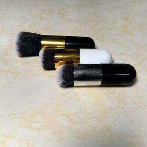 Pennello per Trucco Vegano Sintetico di Lusso Miniaturizzato con Logo Personalizzato, Pennello Kabuki da Viaggio Bianco e Oro per <span class=keywords><strong>Fondotinta</strong></span> e Blush - Product Image 4