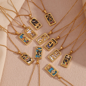 Collar con Colgante <span class=keywords><strong>de</strong></span> Acero Inoxidable Hipoalergénico con Circonitas y Baño <span class=keywords><strong>de</strong></span> Oro <span class=keywords><strong>de</strong></span> 18K, Collar con Diseño <span class=keywords><strong>de</strong></span> Carta <span class=keywords><strong>del</strong></span> Tarot, Estilo Vintage Original - Product Image 3