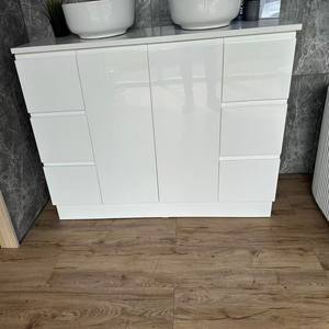 Meuble de salle de bain moderne résistant à l'eau avec miroir LED, compartiment pour mini-réfrigérateur et étagère pour micro-ondes - Product Image 1