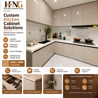 Meuble de cuisine beige brillant avec armoires murales pleine hauteur et plan de travail d'angle sans joint pour projets résidentiels modernes