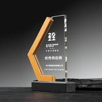 Plaque en verre vierge personnalisable en gros avec base en bois, trophée bouclier, gravure laser 3D, trophées en cristal et bois personnalisables