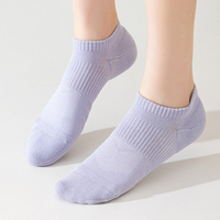 Chaussettes courtes de sport tricotées pour femme, en coton respirant et absorbant la transpiration, avec semelles éponge, coupe invisible et logo sur le bord et le dessous.
