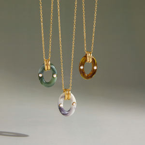 Collar Elegante Multicolor J&D Chapado en Oro Vintage con Colgante de Resina de Mármol y Diamantes de Imitación en Colores Ámbar, Verde y Blanco - Product Image 1