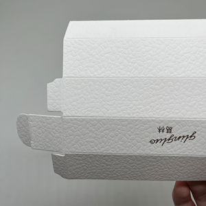 Boîte de <span class=keywords><strong>papier</strong></span> <span class=keywords><strong>rouge</strong></span> à lèvres élégant imprimé de logo personnalisé <span class=keywords><strong>Papier</strong></span> kraft à texture blanche haut de gamme pour emballage cosmétique avec fonction de gaufrage - Product Image 2