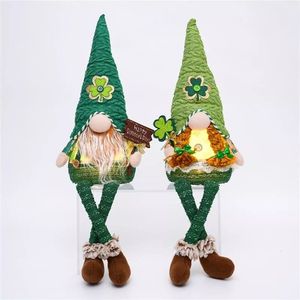 Juego de 2 Gnomos Irlandeses Verdes de Peluche para el Día de San Patricio con Luces LED Cálidas, Decoración y Regalo para el Día de San Patricio - Product Image 1