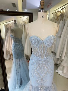 Vestido Formal de Tul Bordado con Escote <span class=keywords><strong>en</strong></span> V, <span class=keywords><strong>Color</strong></span> Azul <span class=keywords><strong>Cielo</strong></span> Claro, con Cola Larga y Tirantes Espagueti Cruzados, Venta al por Mayor 2025 - Product Image 1