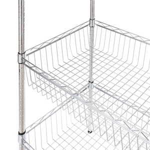 Étagères en fil métallique inclinées, paniers en fil métallique industriels et commerciaux chromés à 5 niveaux, design personnalisé, en vente - Product Image 2