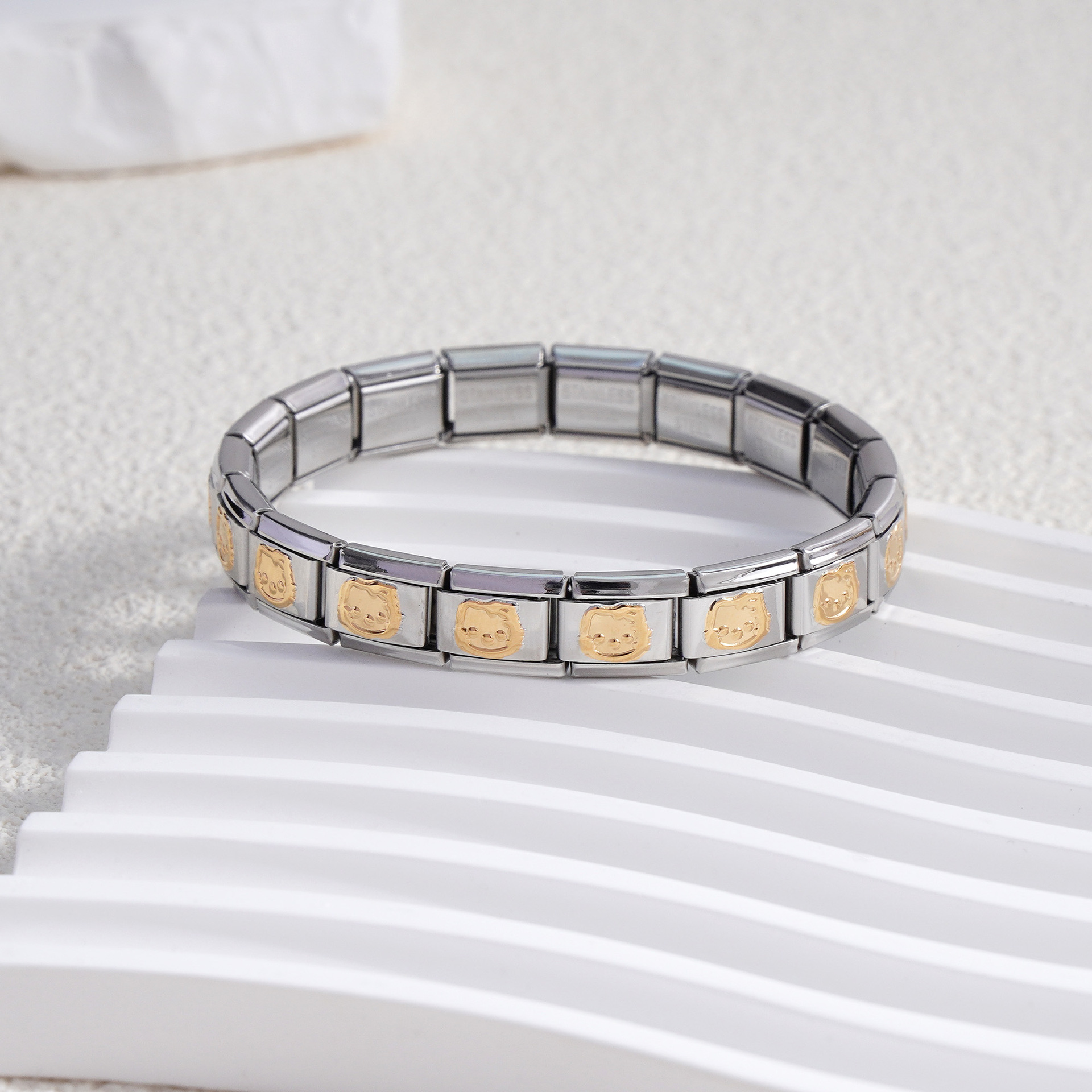 Pulsera modular Kitty Cat (centro dorado)