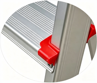 Échelle pliante moderne à 5 marches avec cadre en aluminium ultra-léger, marches larges antidérapantes et plateau porte-outils, conforme EN 131, pour usage résidentiel et supermarché