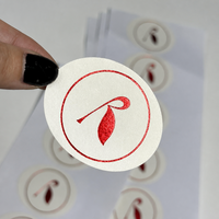 Étiquette autocollante personnalisée en papier synthétique rouge résistant à l'huile avec finition métallique pour les sceaux de marque