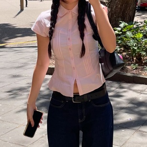 เสื้อเชิ้ตเอวจีบสไตล์สาวหวานอเมริกันอินเทรนด์แฟชั่น เสื้อแขนสั้นสีพื้นสดใสสำหรับผู้หญิง - Product Image 4