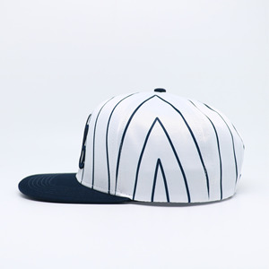 Gorra de Béisbol de 6 Paneles con Rayas Blancas y Negras, Diseño de Alto Rendimiento, Logotipo Bordado en 3D, Visera Plana - Product Image 3
