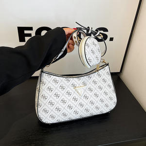 Borsa a Mezzaluna Guess Novità 2025, Borsa a Spalla da Donna alla Moda e Versatile con Stampa Monogram - Product Image 4