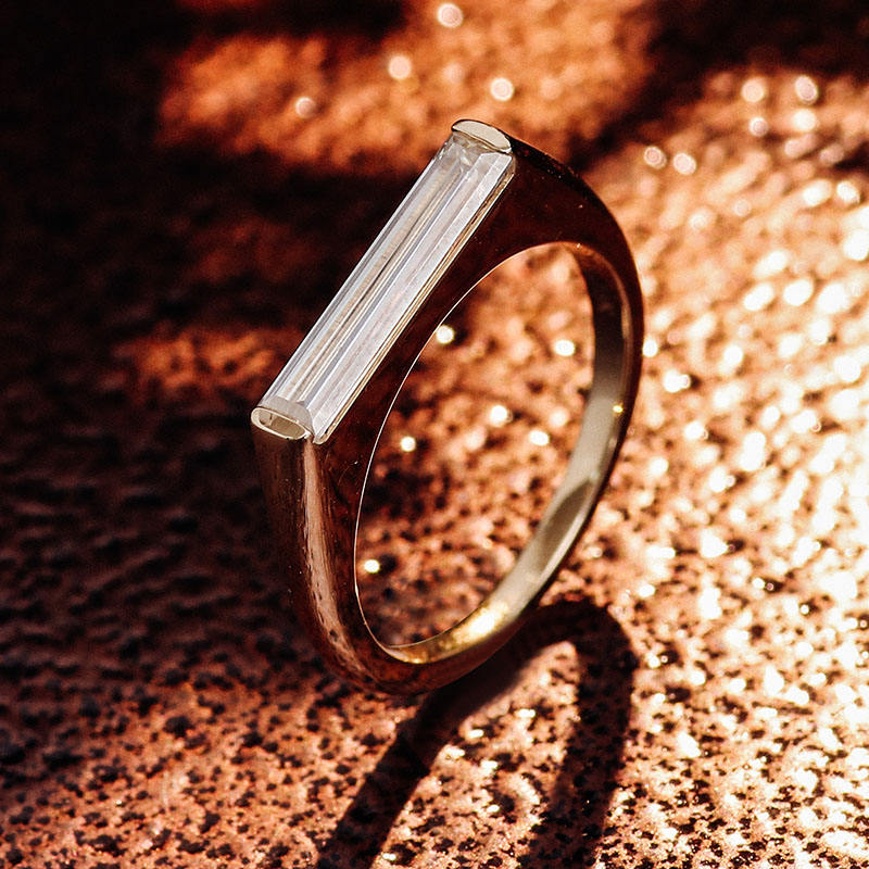 Bague en or massif 10K véritable avec moissanite et diamants.