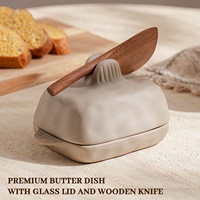Produit transfrontalier : Beurrier en terre cuite exclusif pour la cuisine, avec couvercle en verre et couteau à beurre, fait main, texture texturée, design rectangulaire