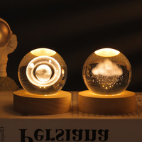 Offre Spéciale Décor Cadeau Gravure Lampe lune saturne Verre USB 3D Planète Boule De Cristal Avec Base En Bois