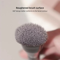 Pinceau de maquillage professionnel à manche en bois noir, poils synthétiques denses, pour blush, contour, highlighter et anticernes, à tête inclinée
