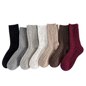 Jingwen OEM Calcetines, Calcetines Térmicos al por Mayor para Mujer, Calcetines de Invierno de Punto Grueso hasta la Pantorrilla, Calcetines de Moda para Mujer - Product Image 3