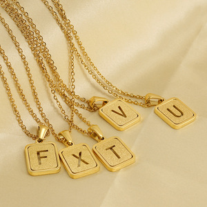 Collier personnalisé 26 lettres de l'alphabet: bijoux à pendentif carré en or mat pour un style unique et un <span class=keywords><strong>cadeau</strong></span> <span class=keywords><strong>sentimental</strong></span> - Product Image 1