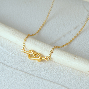 Collar Minimalista CANNER de Plata de Ley 925 con Etiqueta Personalizada, Collar con Colgante de Nudo de Amor en Oro de 18k, Diseño de Figura del Ocho - Product Image 1