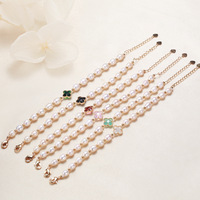 Bracelet en perles d'eau douce blanches personnalisées en gros, avec breloque trèfle colorée et perles dorées, réglable, bijoux pour femmes, fournisseur OEM ODM en gros
