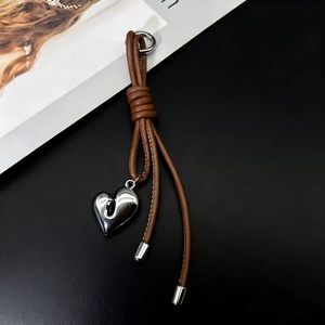 Accesorios de Bolso de Mano Portátiles Personalizables para Mujer, 6 Colores Disponibles, Correa de PU Trenzada Simple, Llaveros con Colgante de Corazón Plateado - Product Image 2