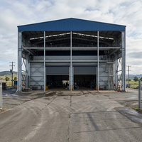 Atelier à structure en acier galvanisé lourd à façade ouverte avec passerelle en mezzanine, portes à rouleaux doubles, pignon haut, entrepôt préfabriqué moderne