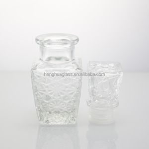 Botella de Vidrio Cuadrada con Relieve Personalizada en <span class=keywords><strong>Amarillo</strong></span> de 50ml, 120ml, 250ml, 450ml y 750ml para Envasado de Ginebra, Vodka, Whisky, Vino y Licores (Oferta) - Product Image 4