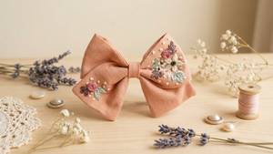 โบว์ผ้าปักมือ งานฝีมือ วินเทจ ลายดอกไม้ รับผลิตตามแบบ (OEM) ขายส่ง สำหรับตกแต่งผ้า - Product Image 4