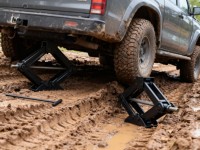 Cric à ciseaux compact pour voitures avec une poignée courte en acier au carbone pour les petits espaces Cric de voiture