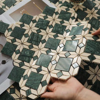Mosaïque de marbre beige et vert, design rétro classique du milieu du siècle, parquet mural et de sol en pierre découpée au jet d'eau