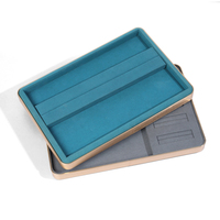 Plateau de présentation de bijoux rectangulaire personnalisé avec bordure métallique remplie de velours bleu