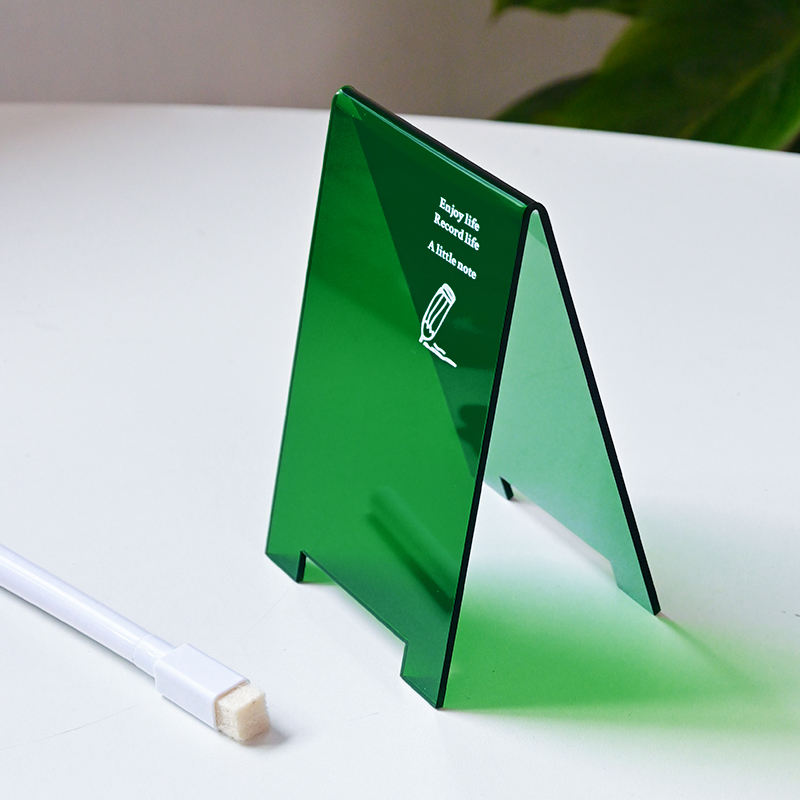 สีเขียวใส