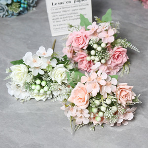 Venta al por mayor <span class=keywords><strong>esquina</strong></span> Rosa falso ramo <span class=keywords><strong>de</strong></span> <span class=keywords><strong>flores</strong></span> silvestres decoración del hogar boda <span class=keywords><strong>de</strong></span> mano mezcla <span class=keywords><strong>de</strong></span> <span class=keywords><strong>flores</strong></span> artificiales baya - Product Image 2