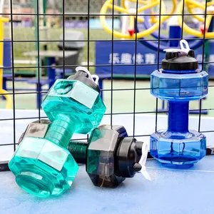 زجاجة مياه بلاستيكية على شكل الدمبل للياقة البدنية والصالة الرياضية سعة 2600 مل للبيع بالجملة كوب مشروبات للسفر والرياضة