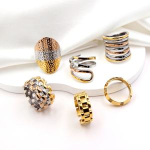Nouvelle bague large et épaisse en acier inoxydable à motif géométrique de style européen, plaquée or 18 carats, bijou étanche pour empilage de doigts - Product Image 1