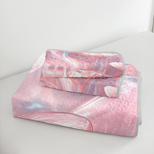 Ensemble de couette matelassé imprimé numérique rose perle irisé-Literie en polyester scintillant 3 pièces avec 2 taies d'oreiller - Product Image 3