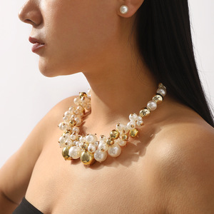 Accessoire de mode - <span class=keywords><strong>Magnifique</strong></span> collier court en perles pour les événements formels. Ensemble comprenant des boucles d'oreilles et un collier en perles. - Product Image 4